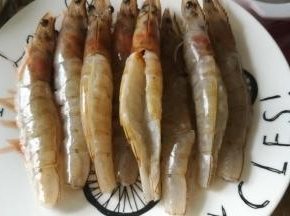 用剪刀从尾部往上剪开，开背。用牙签挑去虾线。