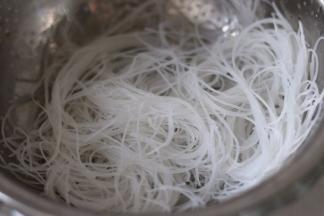 粉丝提前半小时泡水，泡软。