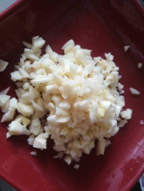 大蒜切成蒜末。