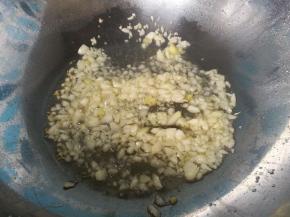 炒锅放油，三成热下入蒜蓉，炒香，加入少许生抽，食盐，糖，胡椒粉，倒入少量清水，做成蒜蓉汁。