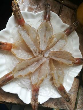 粉丝用剪刀剪成数段，铺在盘子底部，上面放上开背虾。