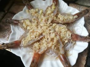 浇上蒜蓉汁。