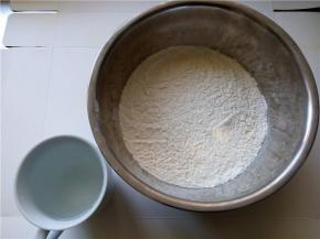 面粉与温水准备好。