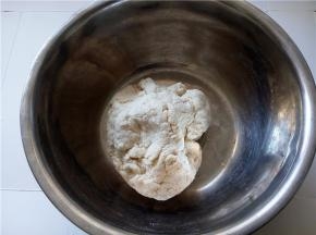 然后用手和成面团，我先盖上湿布静置15分钟。