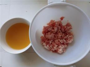 肉馅与高汤汁准备好。