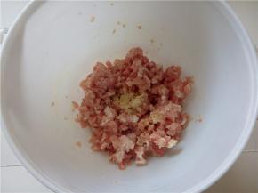 加入姜粉、盐、白糖、鸡精。