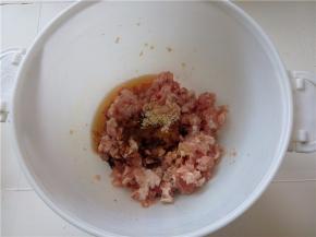 倒入生抽、老抽和香油。