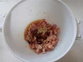 倒入生抽、老抽和香油。