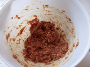 用手将肉馅与调料搅拌均匀。