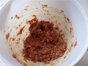 用手将肉馅与调料搅拌均匀。
