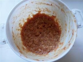 倒入部分高汤汁，用手向一个方向转动。