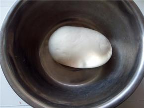 反复的揉面、饧面，我进行了5-6次这个过程，至面团非常光滑有筋度（感觉面有点硬）。