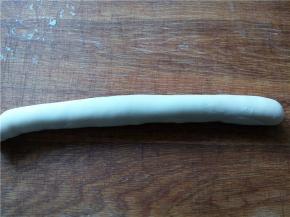 取一块殇好的面，揉成长条。