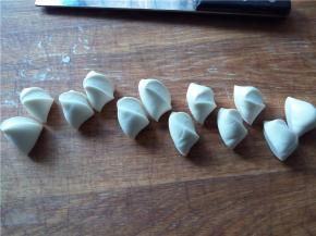 切成大小合适的剂子，和平时包的饺子大小差不多。