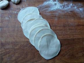 按扁后擀成圆片。