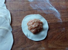取一面片，放入馅料。