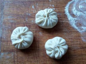 捏成18个以上的褶子（样子不漂亮）。