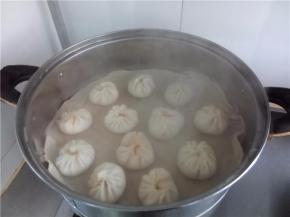 揭开锅盖，热乎乎的包子出锅啦。