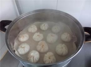 揭开锅盖，热乎乎的包子出锅啦。