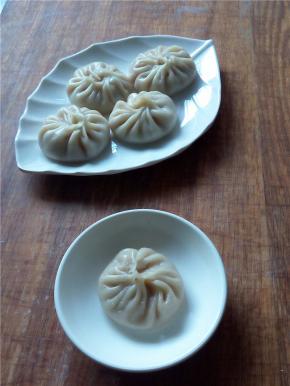 品尝美味包子吧。