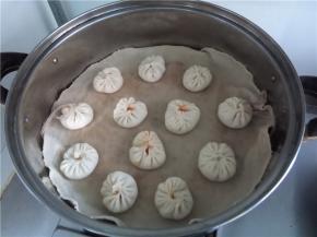 蒸锅大火上汽后，放入蒸笼。