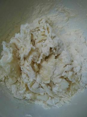 放到盆里揉成面团