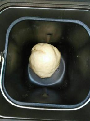 把揉好的面团放面包桶内启动和面程序两个，揉出手套膜