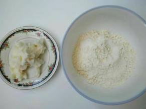 把猪油和低粉混合在一起，揉成面团