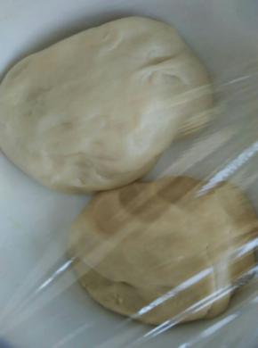 油皮和油酥盖保鲜膜进行松弛60分钟