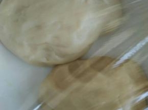 油皮和油酥盖保鲜膜进行松弛60分钟