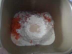 面团原料除黄油外都加入面包机桶，启动面包机和面功能。