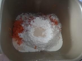 面团原料除黄油外都加入面包机桶，启动面包机和面功能。