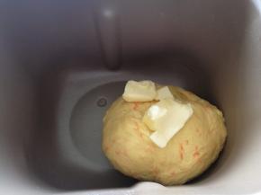 揉至十分钟，面团光滑后加入黄油。