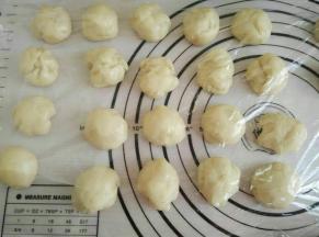 把松弛好的油皮平均分成16份，用保鲜膜盖好