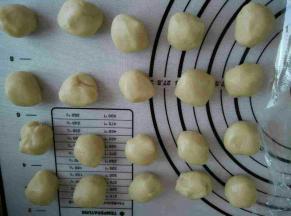 把油酥也平均分成16份