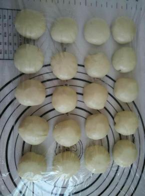 取其中一个油皮擀圆把油酥包进去，依次做好松弛15分钟