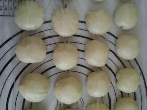 取其中一个油皮擀圆把油酥包进去，依次做好松弛15分钟
