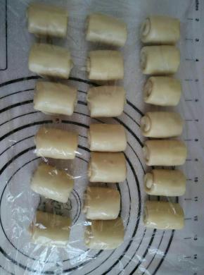 再把松弛好的面卷擀成牛舍状，自上而下卷起，松弛15分钟