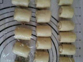 再把松弛好的面卷擀成牛舍状，自上而下卷起，松弛15分钟
