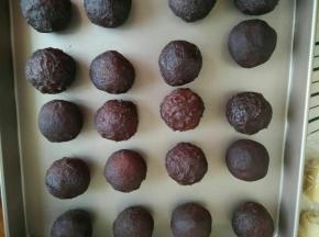 每个蛋黄都包裹上20克豆沙馅备用