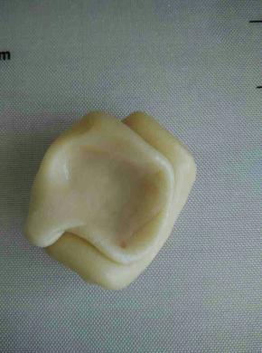 取松弛好的面卷，大拇指在中间按一下