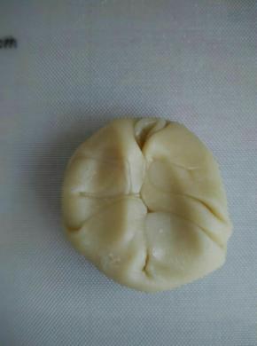 两侧往中间推，捏紧