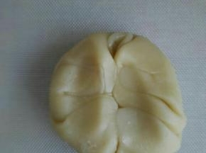 两侧往中间推，捏紧