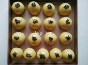 依次做好后放入烤盘里刷蛋液，撒上黑芝麻