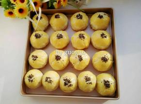 烤好的蛋黄酥取出晾凉