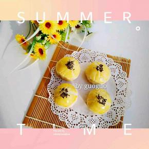 酥掉渣的蛋黄酥要用手接着吃哦