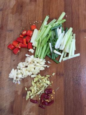 蒜瓣剥皮剁碎，生姜切成小丁，干辣椒切成段，红尖椒切成小段，芹菜切成段，小葱洗净切成段备用！

