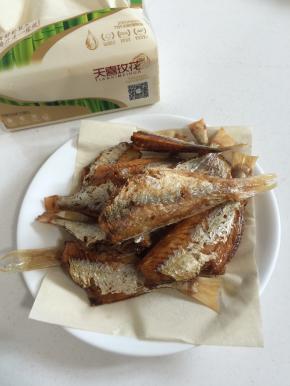 煎好的小黄鱼捞出放在天喜玫花纸巾上吸干多余的油分！

