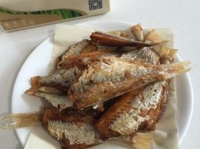 煎好的小黄鱼捞出放在天喜玫花纸巾上吸干多余的油分！

