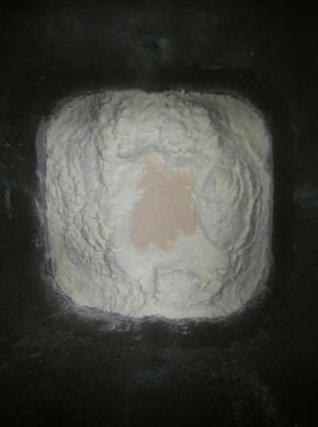 液体先放，然后是糖，奶粉，盐，面粉，最上面是酵母，面包机启动和面程序两个